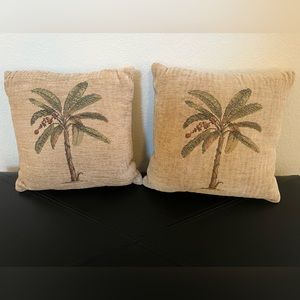2 decorative pillows